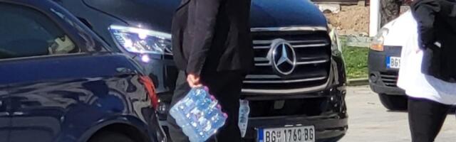 HIT SNS-ovci nose vode iz Skupštine u Sombor! (FOTO)