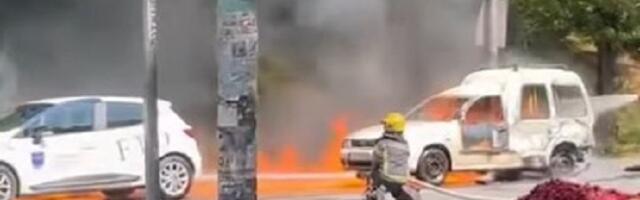 Požar na Voždovcu: Dva vozila u plamenu (VIDEO)