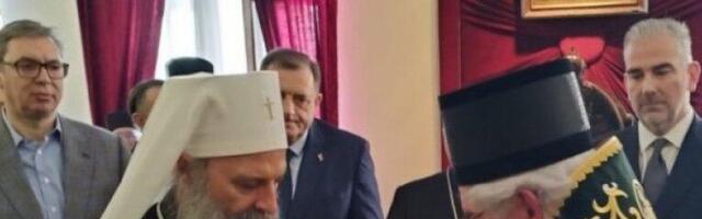 PREDSEDNIK VUČIĆ NA SLAVI KOD PATRIJARHA PORFIRIJA: Učestvovao u lomljenju slavskog kolača na Svetog Jovana (VIDEO)