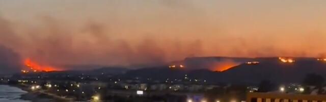 REGION SE DAVI U VODI, A GRČKA U PLAMENU: Požari na tri ostrva se otela kontroli, evakuisano 10.000 ljudi (VIDEO)