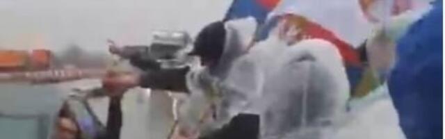 SRPSKI HEROJI SA KiM: Pogledajte po kakvom nevremenu pešače do Beograda, narod ih podržava i čestita (VIDEO)