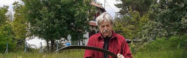 OVO JE KUĆA LJUBIVOJA RŠUMOVIĆA NA ZLATIBORU: Ovde provodi penzionserke dane, kosu travu, vadi vodu iz bunara i radi baštu