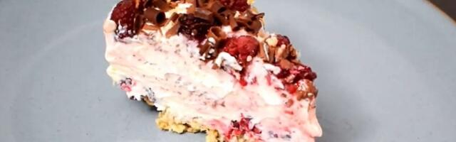 Praznični kolač sa malinama i jogurtom - osvežavajući desert bez komplikacija