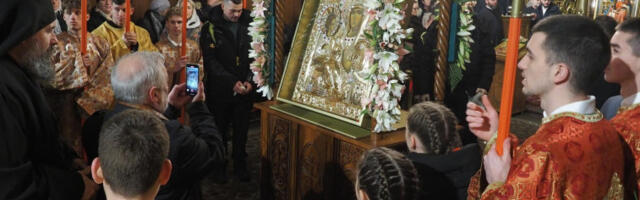 Икона Пресвете Богородице Тројеручице свечано дочекана у Саборном храму Светог Саве у Бечу