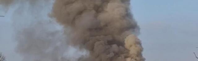 "PLAMEN JE OGROMAN, ČITAVO SELO U DIMU, ODJEKUJU VATROGASNE SIRENE" Prve fotografije požara u selu Kukići: Buktinja u halama za proizvodnju kiselog kupusa FOTO