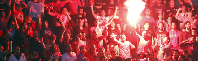 (VIDEO) Da se naježiš - Crveno-beli odali počast tragično stradalim navijačima PAOK-a