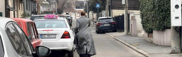 PRVE SLIKE JELENE TOMAŠEVIĆ NAKON ŠTO SE SRUŠILA NA BINI: Uslikali smo pevačicu ispred kuće na Voždovcu, evo kako izgleda (FOTO)