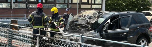 ZAPALIO SE "MERCEDES" NA BANOVOM BRDU! Požar izbio na gornjem nivou garaže, vatrogasci sprečili katastrofu! (foto)