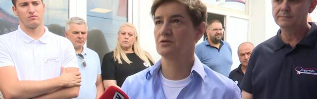 Brnabić u Dobanovcima nakon vandalskog pira blokadera koji su uništili prostorije SNS-a: Popravićemo sve što su uništili!