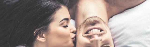 GLUMITE MIGRENU, PRIČAJTE O PRANJU SUDOVA I PRAVITE SE MRTVE! Ovo su SULUDA pravila o ponašanju ŽENA U KREVETU!