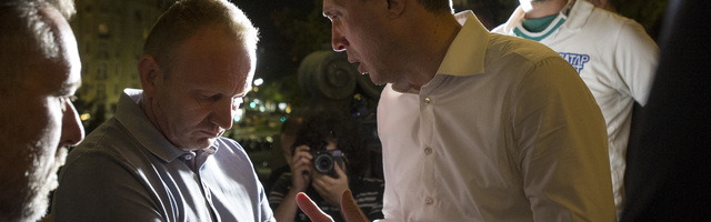 RAZDVAJA IH ŽANDARMERIJA: Pristalice SNS i Dveri ispred Skupštine