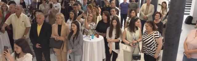 Đacima generacije osnovnih i srednjih škola zahvalnice uručio gradonačelnik Nihat Biševac