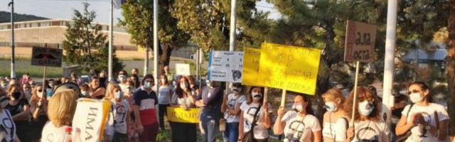 U ŠTRAJK ZBOG DIREKTORA: Nezadovoljstvo kolektiva Osnovne škole "Ivo Andrić" na Kanarevom brdu ne jenjava, najavljena radikalizacija protesta