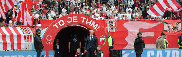 URUČEN TROFEJ SUPERLIGE SRBIJE FUDBALERIMA CRVENE ZVEZDE: Pogledajte fotografije dodele medalja i pehara! (FOTO+VIDEO)