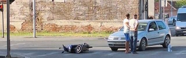 Sudar električnog skutera i automobila kod Rakićevih semafora