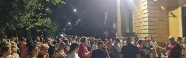 „Koga čuvate“ i „idite na Kosovo“ – parole su demonstranata policiji ispred sedišta leskovačkih naprednjaka