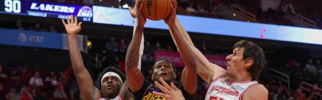 Bivši igrač Lejkersa i 10. pik NBA drafta odlučio da napusti klub zbog "ličnih problema"