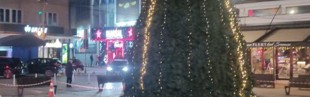 (FOTO) Novogodišnja jelka u Nišu postavljena preko Spomen-česme Stevana Sremca