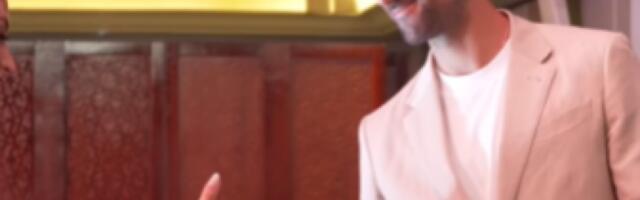 NOVAK ĐOKOVIĆ U DRUŠTVU LEPOTICE: Pojavio joj se iza leđa i počeo da je uči! (VIDEO)