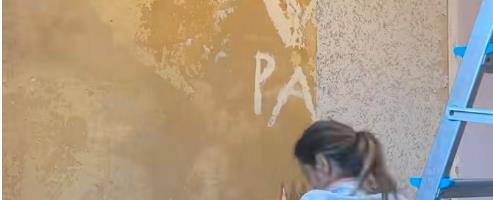 Renovirala kuću, skinula tapete pa pronašla skrivenu poruku: Osvanula preko celog zida, ostala u šoku kad je videla (VIDEO)