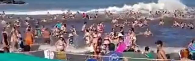 Jezivi snimak "meteo cunamija" koji je potopio plažu: Talas visine 9 metara poklopio ljude, ima mrtvih