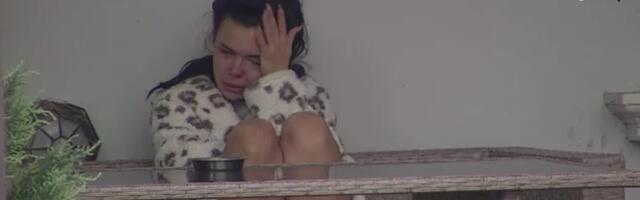 ANITA URLA NA SAV GLAS I LOMI SVE PRED SOBOM: Napravila haos u Eliti, skače na Luku, ne mogu da je smire