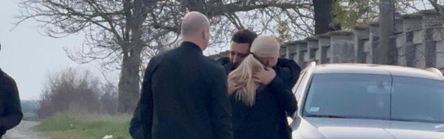 Lazić pao Ildi Šaulić u zagrljaj, zajedno jecaju ispred kapije: Kaća ne može da ga smiri