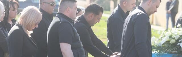 "NISAM GLEDALA KO JE TU!" Na sahrani brata Darka Lazića prisustvovale su sukobljene kolege koje se ovih dana prozivaju putem medija