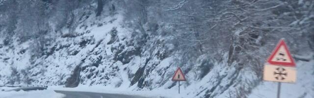 Kolovozi vlažni, ima snega, prilazi zimskim turističkim centrima prohodni