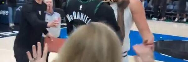 JOKIĆ SE ZALEĆE NA MEKDENIJELSA, A ŽENA IZ PUBLIKE BEŽI GLAVOM BEZ OBZIRA! Isplivao novi snimak žestokog obračuna: Haos kakav se ne viđa često! (VIDEO)