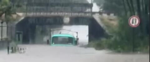 NEVREME PARALISALO OVAJ GRAD U SRBIJI! Vetar nosi sve pred sobom, ulice POD VODOM: Automobili zarobljeni, potop na više lokacija (VIDEO)