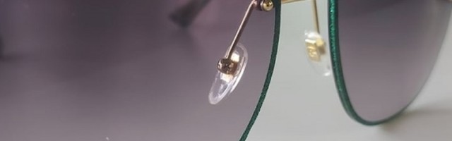 Stavim naočare, svi oko mene goli, skinem ih - obučeni