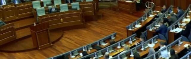 SLAVE TERORIZAM! Na ulazu u skupštinu tzv. Kosova postavljene su fotografije Hašima Tačija i Ismailja Ćemalija (FOTO)