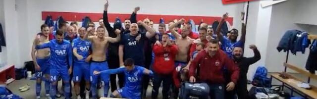 EKSKLUZIVNO! TEK SADA ĆE KRENUTI RAT! Nakon sukoba Lalatovića i Šarca, fudbaleri dočekali trenera OVOM pesmom! (VIDEO)