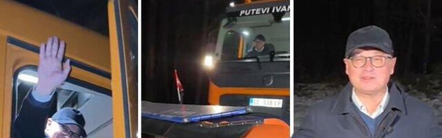 MINISTAR VESIĆ SA PUTARIMA ČISTI SNEG: Objavio snimak na Tik-toku i dokazao da je stalno među narodom! (VIDEO)