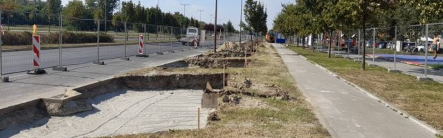 FOTO: Počela gradnja parkinga na mestu zelene površine na Bulevaru Evrope