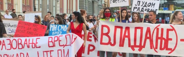 Protest studenata ispred Vlade zbog školarina: “Ne želimo da budemo oterani iz Srbije”
