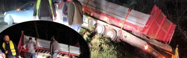 Dve saobraćajke na Ibarskoj! Mercedes sleteo s puta, džip udario u kamion! (FOTO)