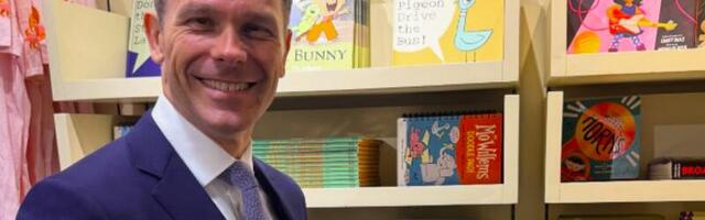 "ONO KAD NAĐEŠ KNJIGU ZA SEBE" Siniša Mali podelio šaljivu fotografiju iz Vašingtona (FOTO)