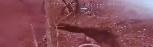 DRON-UBICA SE SPUŠTA U ROV DOK VOJNIK OČAJNIČKI BEŽI Snimci kod Krasnoarmejska lede krv u žilama, scene kao u "Terminatoru"