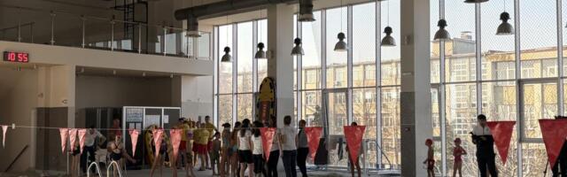 REKORD NA KRSTOVDAN: Više od 150 đaka plivalo za Časni krst na bazenu u Sremskoj Mitrovici (FOTO)