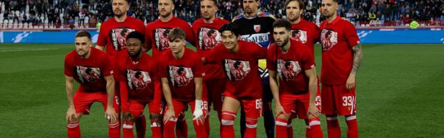 DIRLJIV GEST ZVEZDINIH FUDBALERA PRED POČETAK MEČA! Crveno-beli izašli na teren u posebnim majicama!