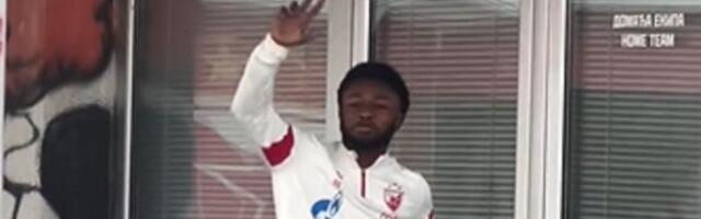 Daglas Ovusu posle pobede protiv Partizana u derbiju zapevao Daru Bubamaru, pa podigao tri prsta