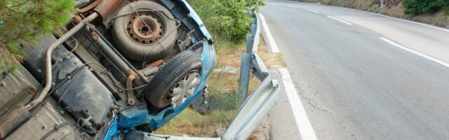 Stravična saobraćajna nesreća kod Đurđeva: Automobil završio na krovu, delovi rasuti po putu