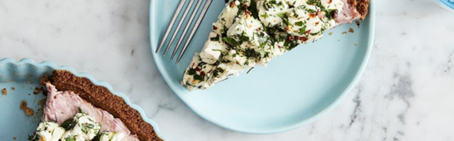 Tart sa feta sirom, karamelizovanim lukom i biljem