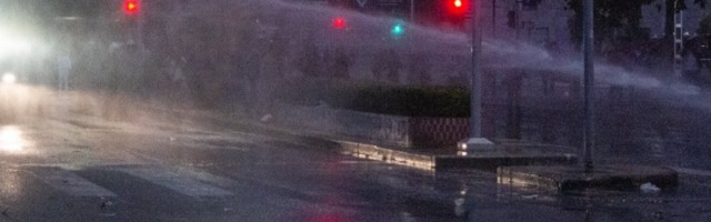 Suzavac i vodeni topovi na protestu protiv obavezne vakcinacije