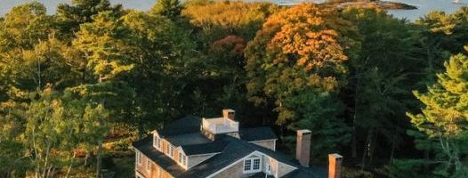 Shvatili smo da zapravo nemamo nikakav problem sa izolacijom: Ovo ostrvo sa kućom u Kennedy stilu može da se iznajmi!