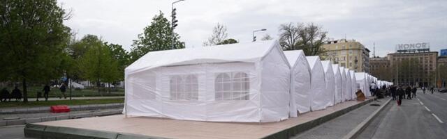 Širi se ćacilend ispred Skupštine: Stižu novi šatori