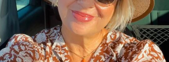 (FOTO) UDOVICA DINA DVORNIKA POKAZALA TELO U KUPAĆEM: Danijela (58) ne mari šta će ko reći, evo kako izgleda na plaži