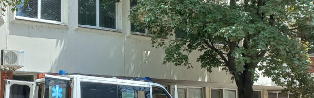 Motociklista na pešačkom prelazu naleteo tročlanu porodicu sa devetočlanom bebom, svi prebačeni u čačansku bolnicu